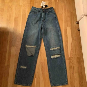  - jättesnygga mellanblåa jeans från bohoo i strl 34 dock är de jättestora på mig som vanligtvis har storlek 34 så skulle mer säga att de är 36-38. Helt nya aldrig använda med prislappen kvar