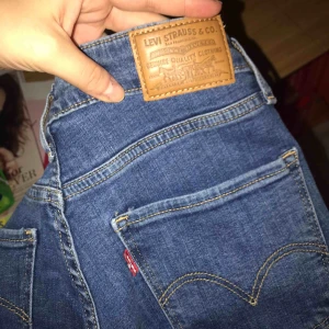 - Nya Levis, aldrig använda. Säljes pga fel storlek  W:26  L:30 Hög midja, lite stretch  300 eller bud, köparen står för frakt 😊