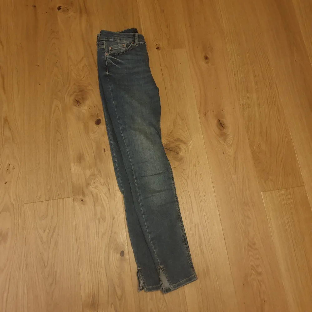 Ett par jeans med slits Endast swish och köparen står för frakten . Jeans & Byxor.