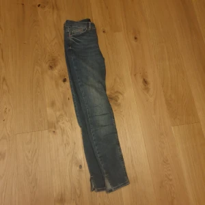  - Ett par jeans med slits Endast swish och köparen står för frakten 
