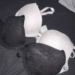  - 2 helt nya BH-ar från H&M. Aldrig använda eller testade. Storlek 70A. Vit och svart.  50kr ink. Frakt.