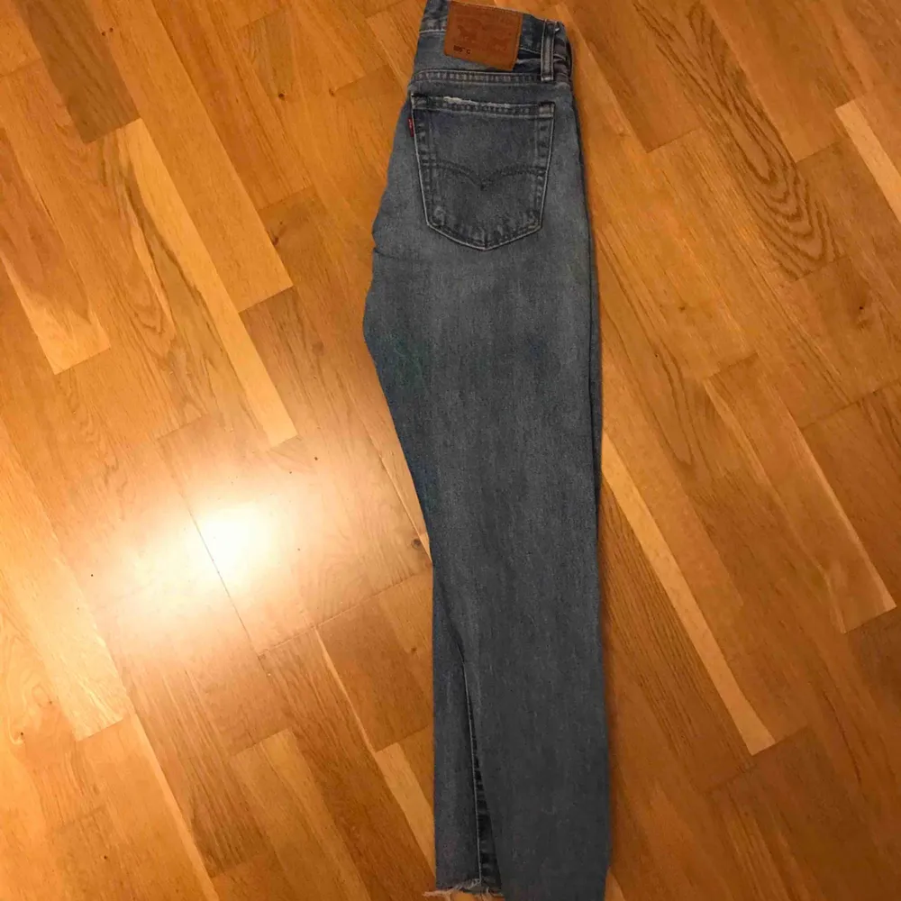 Levis jeans i bra skick i straight modell, w26 l34, dock avklippta så mer en 30-32 än en 34. Frakt tillkommer!. Jeans & Byxor.