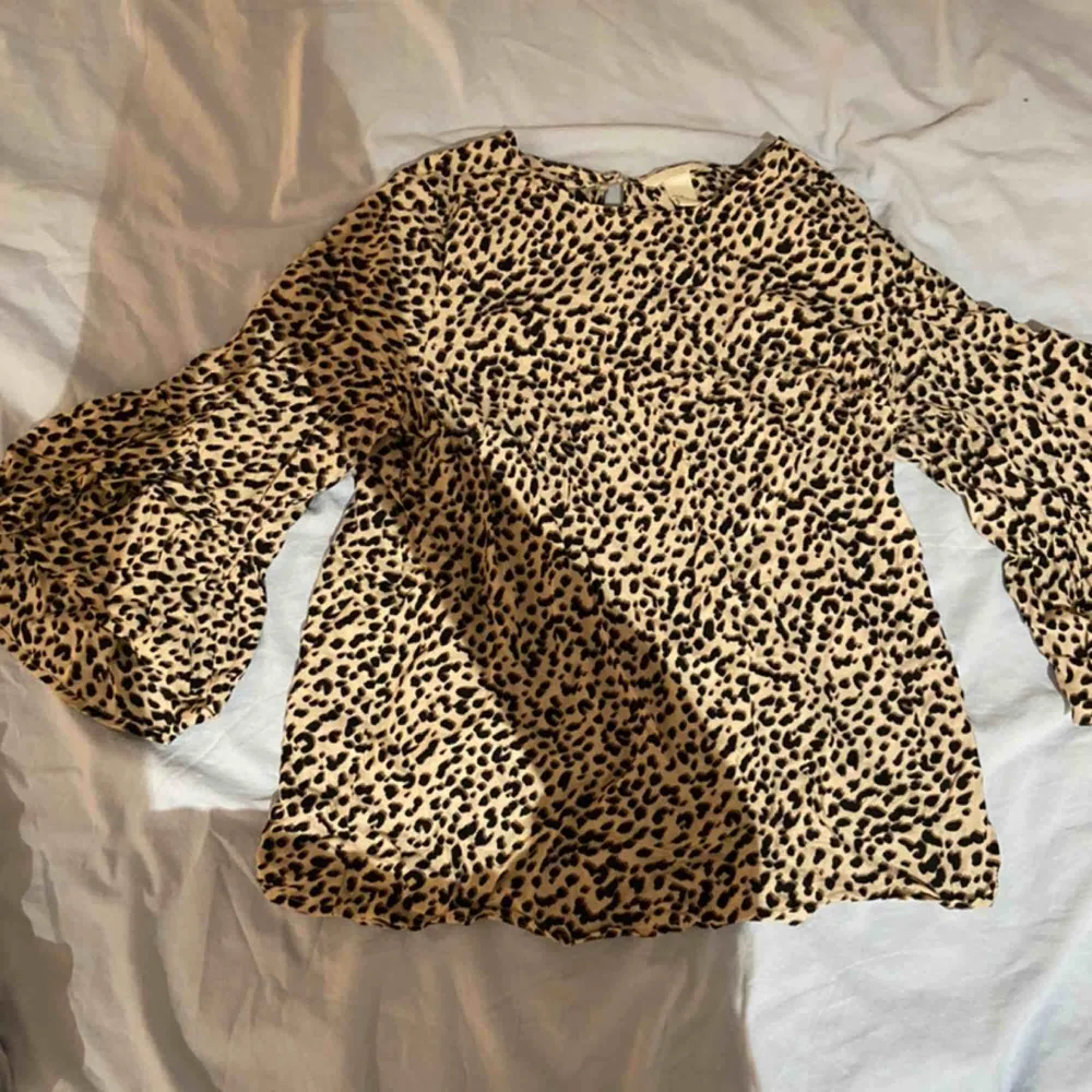 Snygg leopard blus från HM, storlek 34💖💖 du står för frakten :). Blusar.