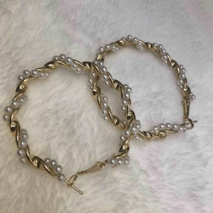  - Helt oanvända och nya stora örhängen, frakten ingår i priset 