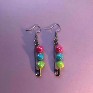  - Säljer dessa handgjorda örhängen gjorda av säkerhetsnålar och små tärningar. Frakten ligger på 11 kr.💖