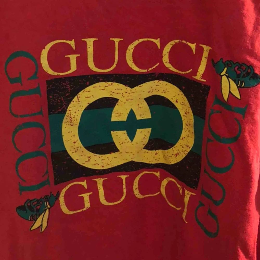 T-shirt Gucci (ej äkta) köpt i London. Använd få gånger, så i bra skick. Storlek S. Kan skickas mot fraktkostnad eller mötas upp i sthlm.   . T-shirts.