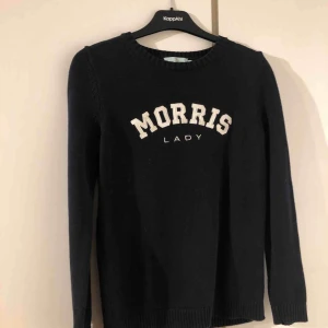  - Mörkblå stickad Morris tröja
