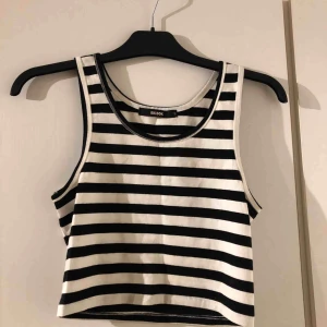  - En svart vit topp