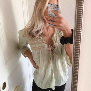 Blus odd molly - Blus från odd molly, ljusgrön med gammelrosa detaljer, storlek S men skulle även passa M 