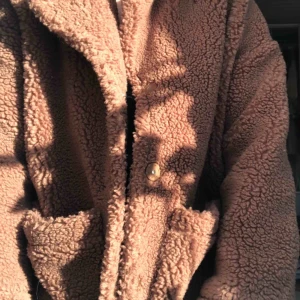  - Varm fluffig jacka! Knappt använd 