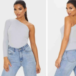  - Så fin one shoulder topp som tyvärr inte kommer till användning🤍🖤