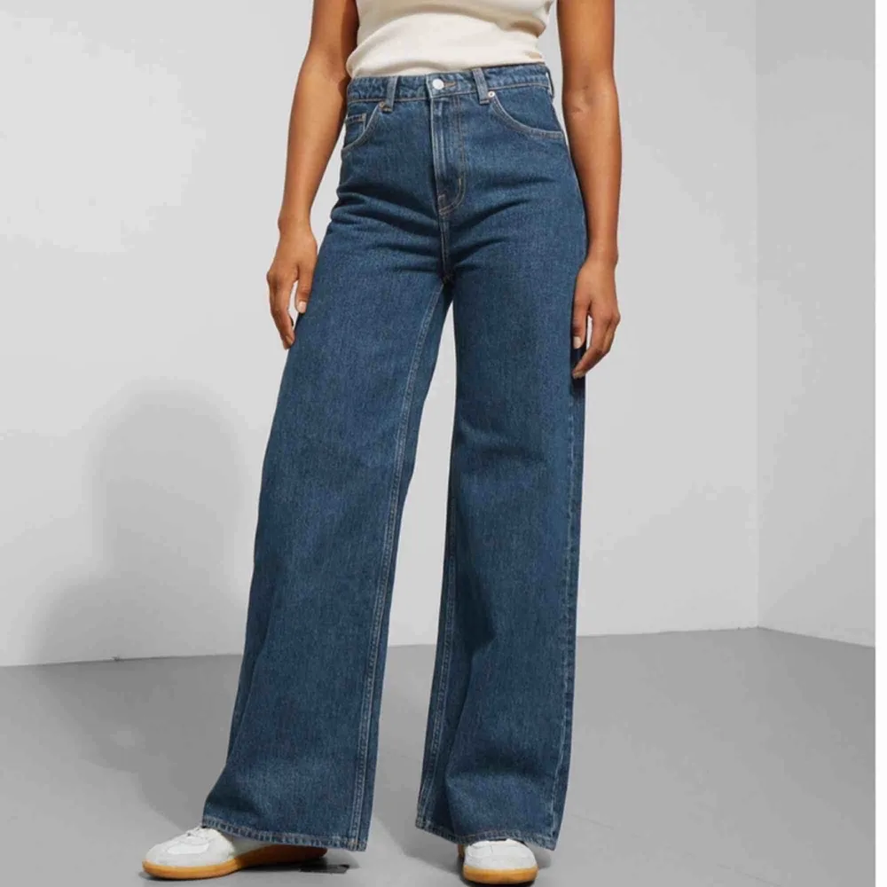 säljer dessa trendiga jeans från weekday modell ace, då dem inte är riktigt min stil💞. Jeans & Byxor.