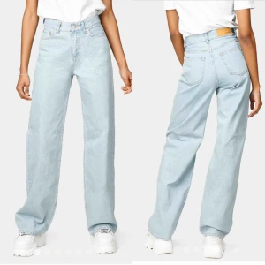  - Supersnygga långa och vida jeans från Junkyard! Nypris: 499kr. Använda men i gott skick! Frakt tillkommer och betalningen sker via Swish.