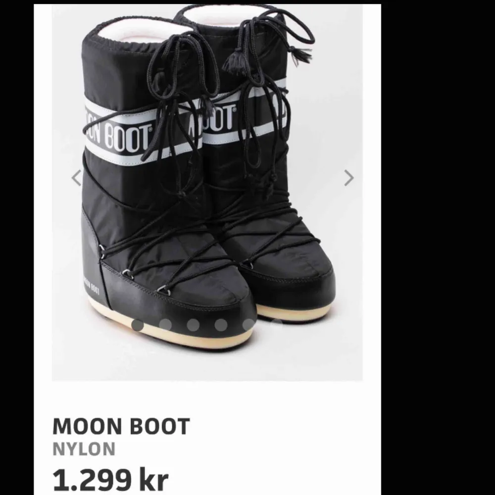 Säljer dessa moon boots som nästan aldrig använts. Nypris 1299kr, mitt pris 700kr. Kan mötas upp i sthlm eller så tillkommer det fraktkostnad. Dma för mer bilder  ❗️många intresserade: högsta bud just nu: 840kr❗️. Skor.