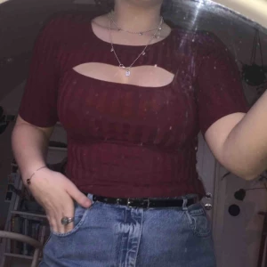  - Tajt, vinröd topp, öppen vid brösten. Hyfsat använd och köpt på New Yorker i storlek S.