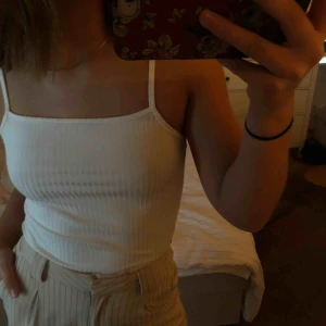  - Ett vitt, fräscht linne! Köpt på nakd, i storlek S. Använd ett fåtal gånger och är i bra skick. Går att styla med allt:) frakt tillkommer och betalning sker via swish. (Byxorna jag har på mig säljer jag också, se i profilen! 💖