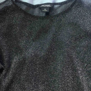  - glittrig svart meshtop✨ långärmad i storlek xs
