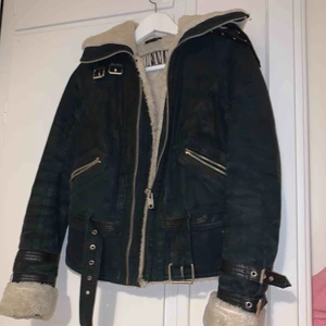  - Intressekoll på denna skitsnygga jacka från Kenzas kollektion med JOFAMA. Jackan är välanvänd därav är det vita fodret lite ”missfärgat” annars är det inga fel på den!!! Verkligen supersnygg men tyvärr för liten för mig.  köpare står för frakt 