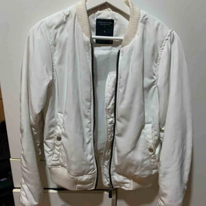  - Vit bomberjacka från Lager 157 Frakt tillkommer