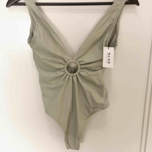  - Oanvänd baddräkt från NA-KD. Mintgrön, djup rygg, med Vringad. Ordinariepris 299