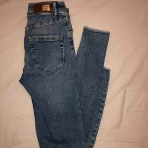  - snygga blåa jeans från only med avklippt kant, ALDRIG ANVÄNDA! 💙