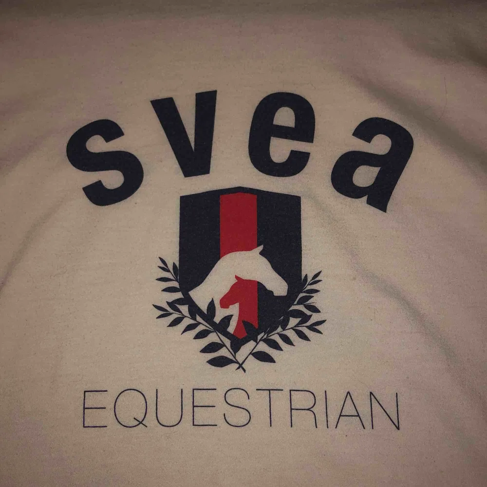 Säljer denna fina Svea T-shirt❤️ aldrig använd mycket bra skick❤️💓. T-shirts.