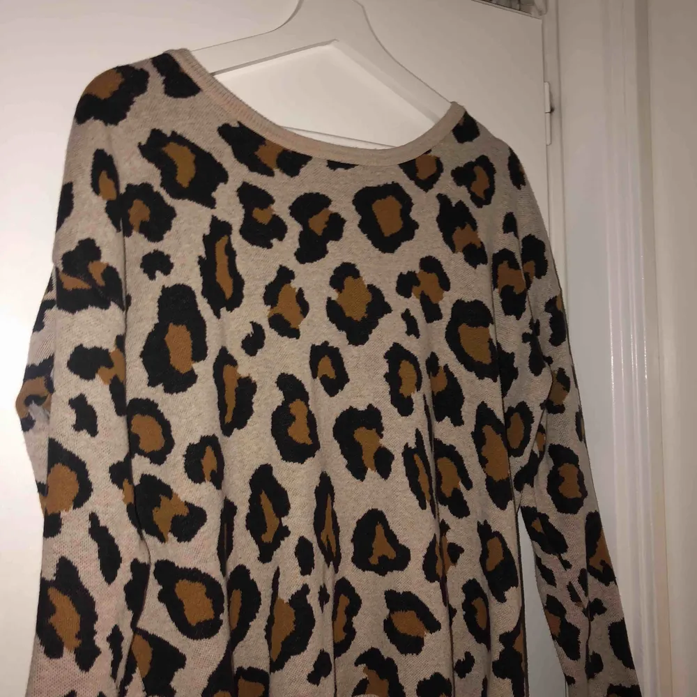 Leopard tröja från H&M i storlek M, tröjan är i bra skick. Tröjor & Koftor.