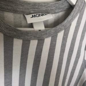 Randig tröja från Monki strl XS.  Fint skick och Sitter jättefin på, den är lite croppad. Möts upp eller fraktar 45kr
