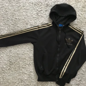 Adidas tröja strl S - Adidas tröja med guld ränder, strl S. Använd 1-4 gånger fint och helt skick. 200kr inkl frakt 