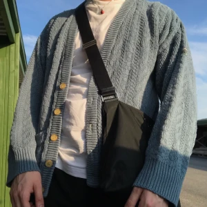 Stickad cardigan - Supersnygg blå-grå cardigan! Storlek L 😸