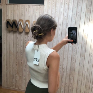 Stickad väst/linne från zara! - Aldrig använt linne/väst i storlek M (passar mig som har s) stretchig så att man kan ha en t-shirt under också💕