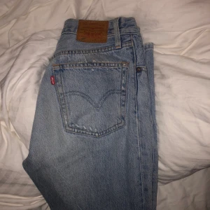 Levis 501 - Säljer mina levis 501. As snygga men för små för mig. De är w25 och L26