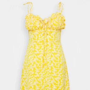 Fin klänning - Jätte söt sommarklänning från glamorous. Köpt för 449. Använd en gång. Klänning med jätte bra pass form:)))