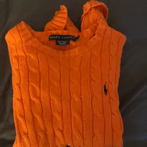 Orange kabelstickad tröja från Ralph Lauren. Sällan använd, prefekt skick. Storlek S. Frakt tillkommer. Skicka meddelande för mer bilder