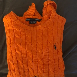 Kabelstickad tröja Ralph Lauren  - Orange kabelstickad tröja från Ralph Lauren. Sällan använd, prefekt skick. Storlek S. Frakt tillkommer. Skicka meddelande för mer bilder