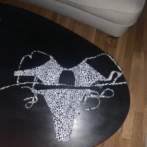 Bikini  - En skitsnygg bikini ifrån shein, de är helt oanvänd och därmed i nytt skick! Den har storleken s! 