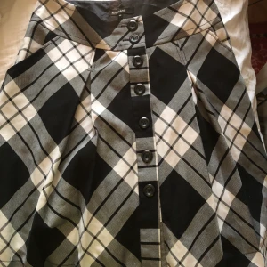 Lång kjol - En längre skit fin kjol som tyvärr är för stor för mig:(