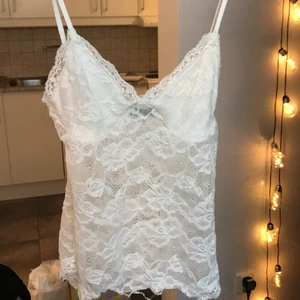 spetstopp  - Vit spetstopp från bikbok i strl XS. Säljer då den inte kommer till användning. Ni står för frakt.