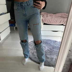 Blåa raka jeans - Blå raka jeans med hål, använda några gånger men bra skick! Storlek W27 L32 så passar typ XS-M🤍