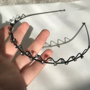 Diadem - Sött och svart litet diadem med små diamanter på. 20kr + frakt 11kr (tar bara swish)