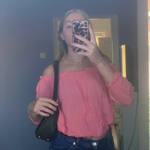 Rosa blus - En rosa blus i fint skick, är i storlek xs, men passar mig som är s! Skrynklig på bilden och blir finare när man stryker den. Köparen står för frakten!