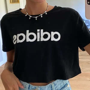 Adidas t-shirt - Jag säljer denna kroppade, äkta adidas t-shirt som kan användas både till vardags men också träning. Endast använd en gång så den är som ny. Köpt för 249kr men säljer den för 90kr+frakt💕först i kvarn