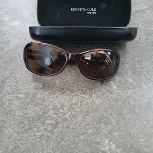 Solglasögon  - Kenneth Cole solglasögon nästan som nya. 