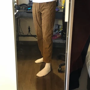 Bruna Manchester byxor från carlings - Skitfina manchester byxor från carlings✨. De har blivit för korta för mig :( men de är i jättebra skick 8.5/10. Obs byxorna är ljusare i verkligheten. De är i size S och de passar W28-29, som referens är jag 184cm😚. Frakt behandlas av köparen 🥰