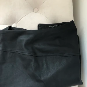 Skinnkjol - Högmidiad skinnkjol som framhäver kroppen superfint! 