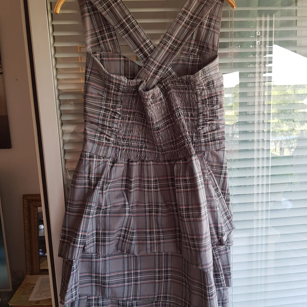 Snygg och annorlunda klänning som jag köpt på Tradera men som var för liten till mej. Stl. L men väldigt liten i storlek. Fint använt skick.. Klänningar.