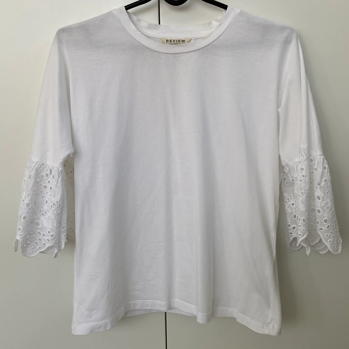 Söt vit blus med spetsdetaljer