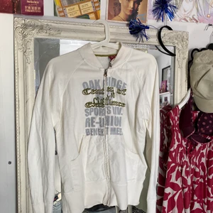 Supersöt kofta - Säljer denna kofta, frakt 66kr💞💞 hör av dig för frågor eller intresse. Om fler är intresserad blir de budgivning kram😇