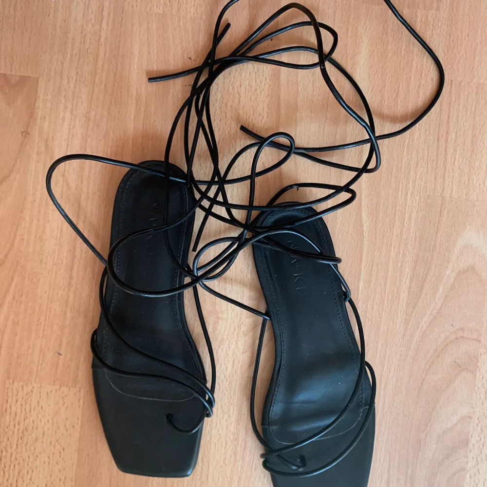 Jättesöta sandaler som du knyter runt smalbenet!  Dessa kommer ej till användning så vill bli av med dem. Säljer för 180kr ink frakt. Mindre slitningar på bild 3.. Skor.