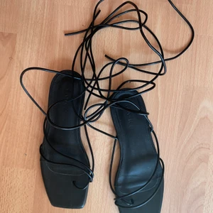Sandaler med knyte - Jättesöta sandaler som du knyter runt smalbenet!  Dessa kommer ej till användning så vill bli av med dem. Säljer för 180kr ink frakt. Mindre slitningar på bild 3.